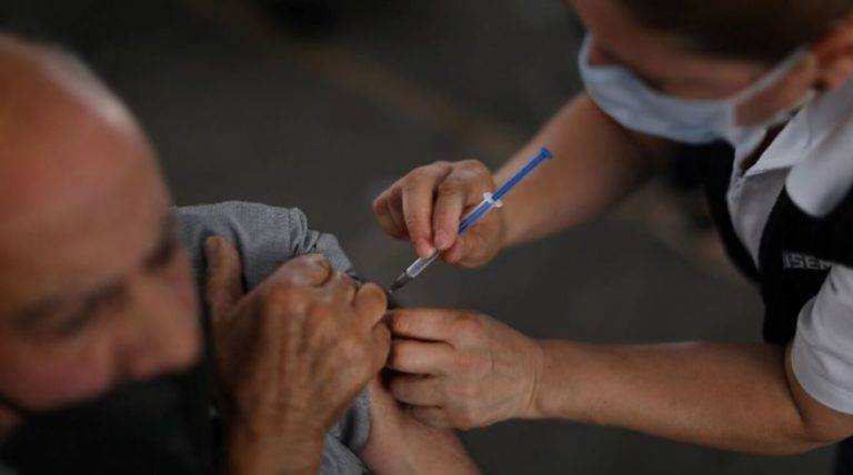 Arranca la vacunación para adultos de 50 a 59 años en 5 alcaldías