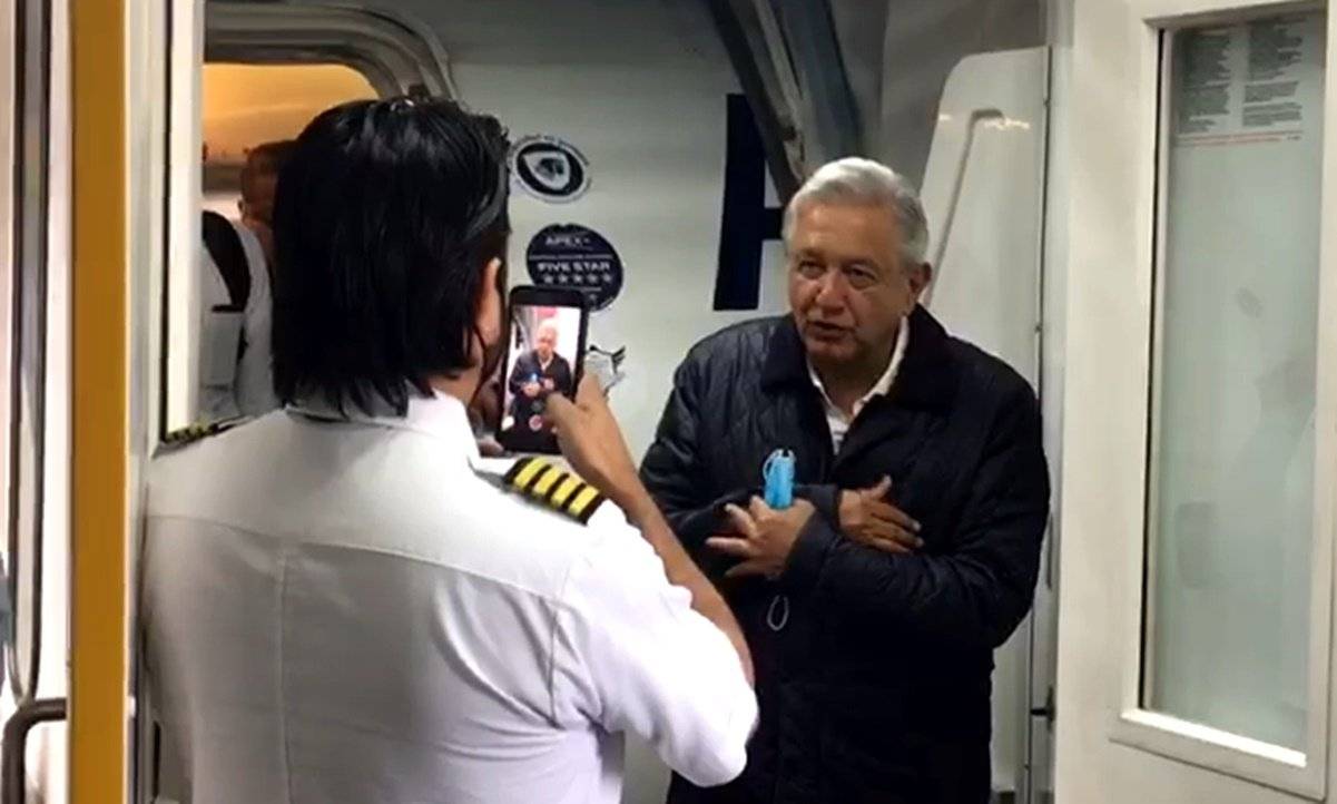Piloto del avión en el que viajo AMLO, le pide un saludo para su mamá
