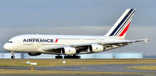 Aíslan avión de Air France en París por amenaza de bomba