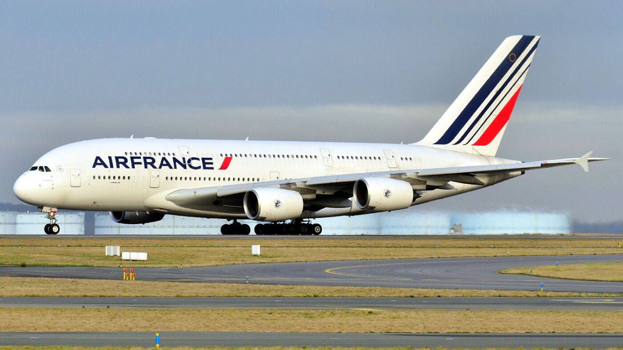Aíslan avión de Air France en París por amenaza de bomba