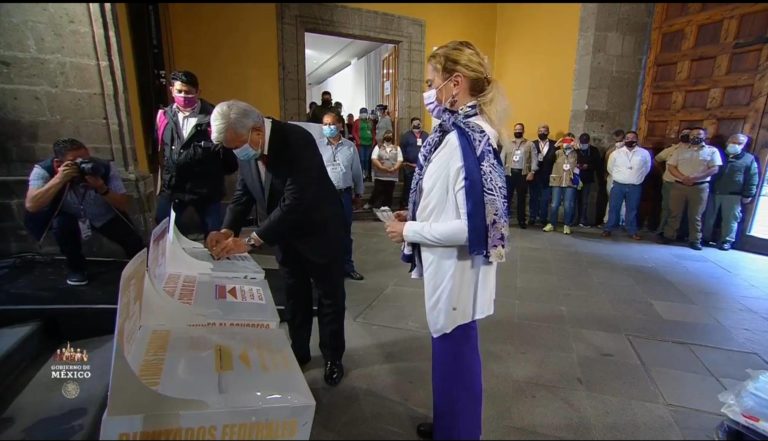AMLO acude a votar; "¡Qué viva la democracia!", dijo