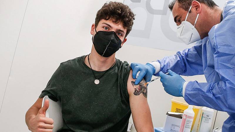 Chile inicia vacunación de jóvenes de 12 a 19 años
