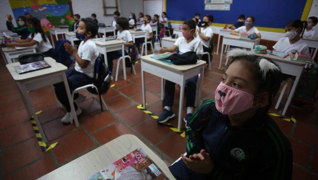 Escuelas de CDMX podrán elegir si suspenden o no clases con semáforo amarillo