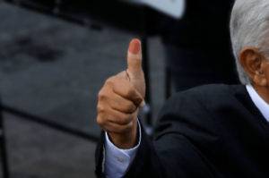 “Ese es mi presidente” le dicen a AMLO en redes al emitir su voto