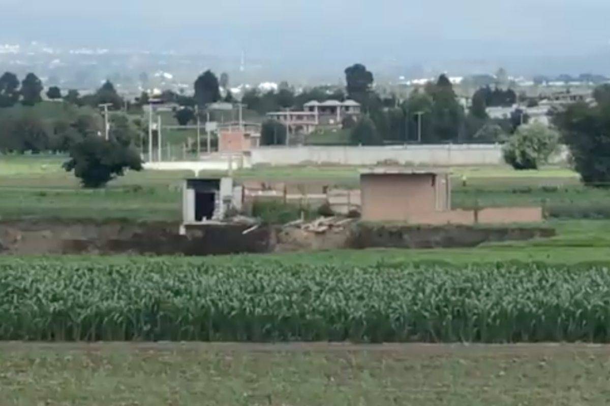 Socavón en Puebla “se traga” casa que se encontraba a un costado
