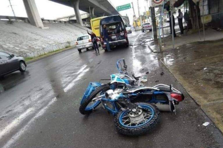 Motociclista choca y se proyecta con la parte trasera de una combi
