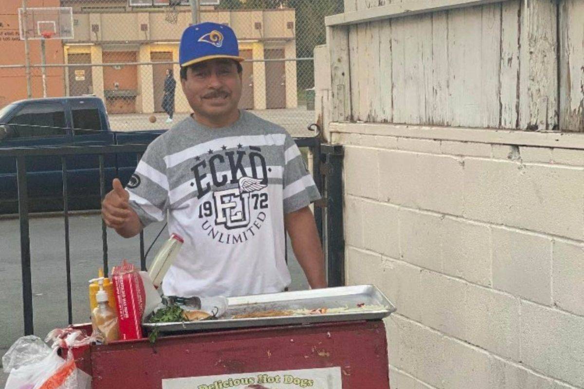 Don Efra, vendedor de hot dogs durante protestas de Trump consigue la ciudadanía americana