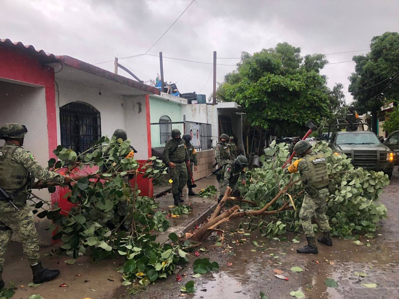 Sigue la tormenta 'Dolores'; Colima, Guerrero y Michoacán, los más afectados
