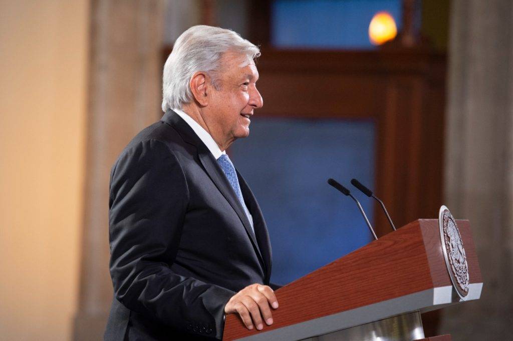 AMLO tendrá su tarjeta de Adulto Mayor; "ya me toca", dice