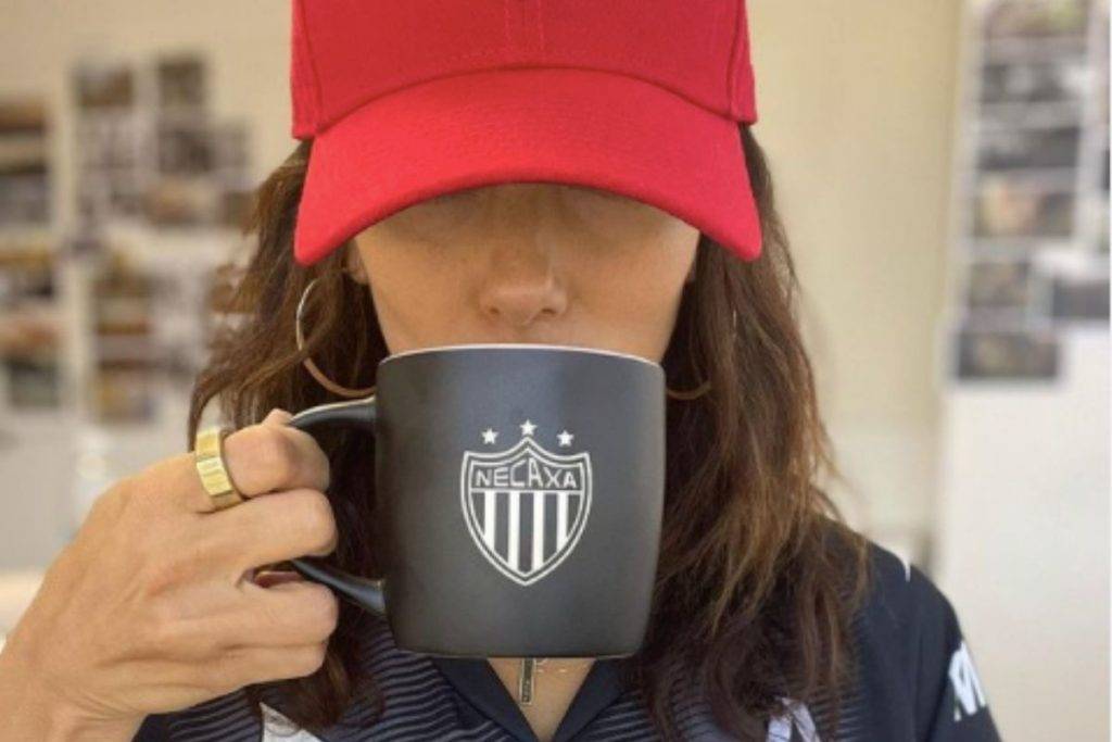 Portando jersey del Necaxa, Eva Longoria anuncia que es accionista del equipo
