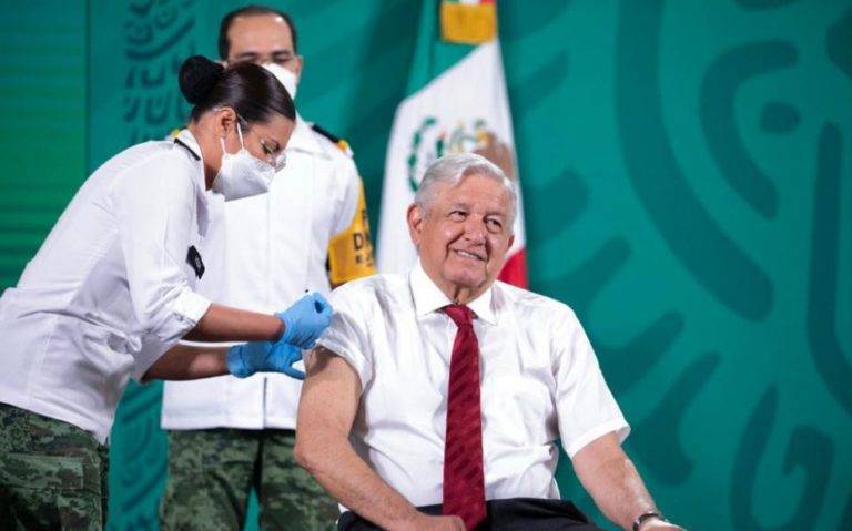 Ya se puso la segunda vacuna AMLO; ahora en el brazo derecho