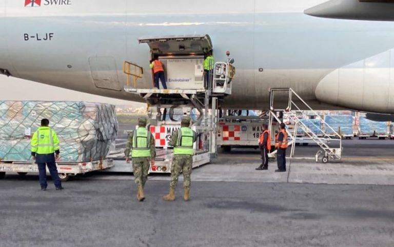 Llega a México otro millón de vacunas Sinovac