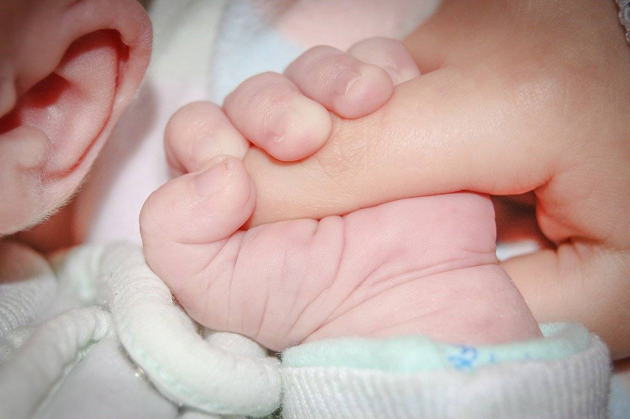 Mujer rompe récord mundial al dar a luz a 10 bebés en u solo parto