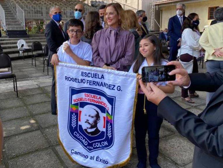 Beatriz Gutiérrez visita escuela en Costa Rica, estudiantes le agradecen 