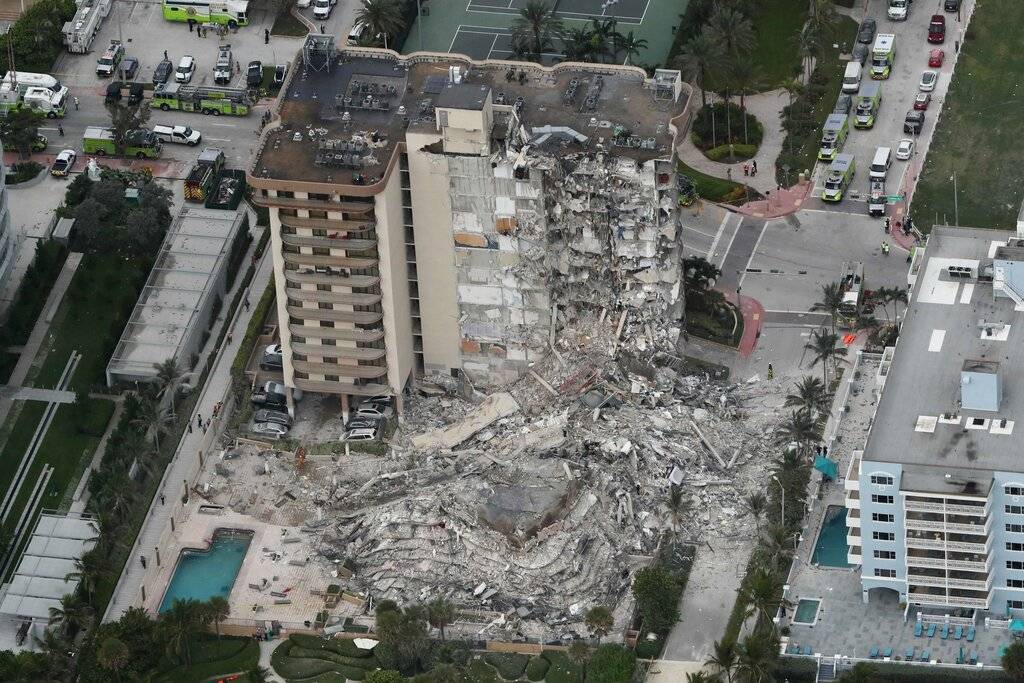 Suman 18 los fallecidos tras colapso de torre en Florida, EU