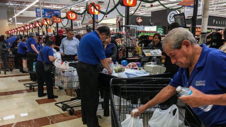 Más de 2 mil adultos mayores buscan regresar de empacadores en la CdMx