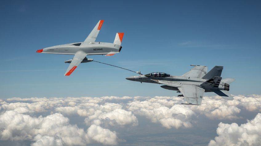 Dron abastece combustible a un avión militar en pleno vuelo