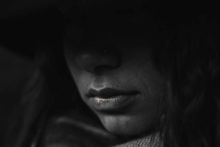 Hombre ataca a mordidas a su empareja; le arrancó el labio