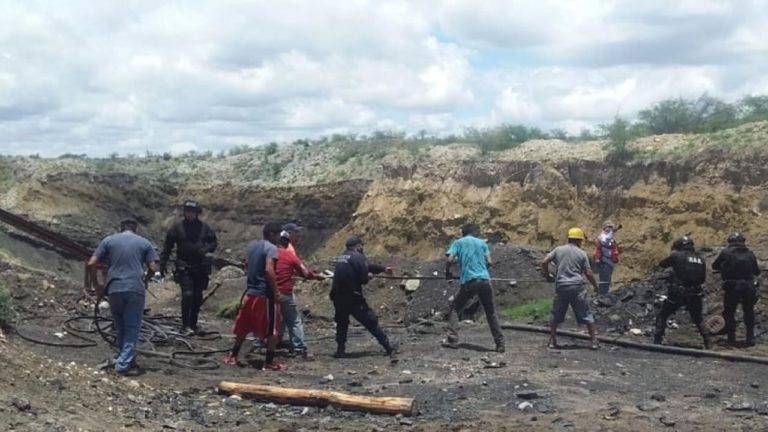 De acuerdo con las autoridades hay siete mineros atrapados en una mina que colapso en Coahuila debido a las inundaciones.