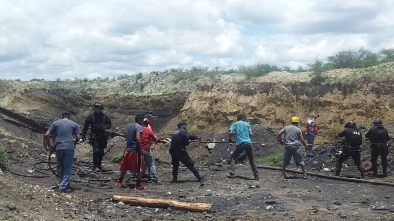 De acuerdo con las autoridades hay siete mineros atrapados en una mina que colapso en Coahuila debido a las inundaciones.