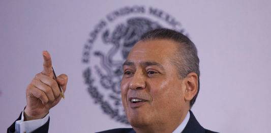 El exgobernador de Sonora, Manlio Fabio Beltrones obtuvo un amparo para evitar ser detenido por las autoridades de justicia.