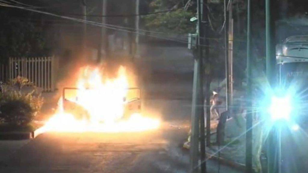 Durante la madrugada normalistas vandalizan instalaciones del IEPC