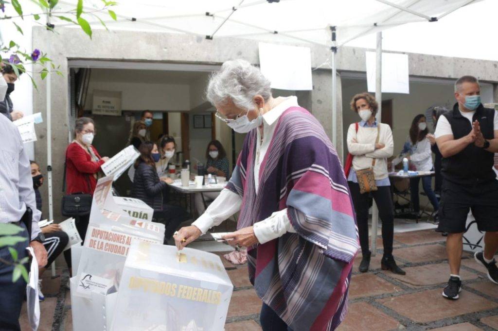 Sánchez Cordero vota y señala que "esta tiene que ser una fiesta cívica"