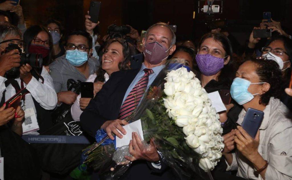 Llevan serenata a López Gatell en su última conferencia