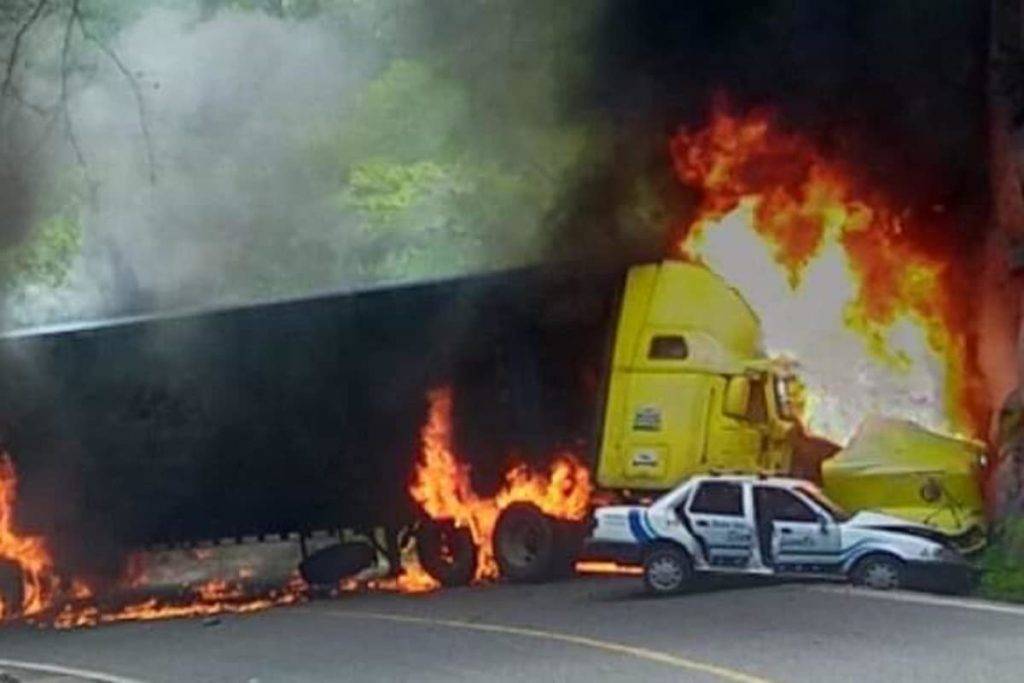 Choque en Uruapan – Nueva Italia deja 2 heridos y una víctima mortal