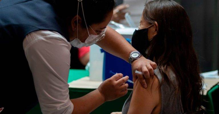 Inicia registro para vacunación a personas de 30 a 39 años