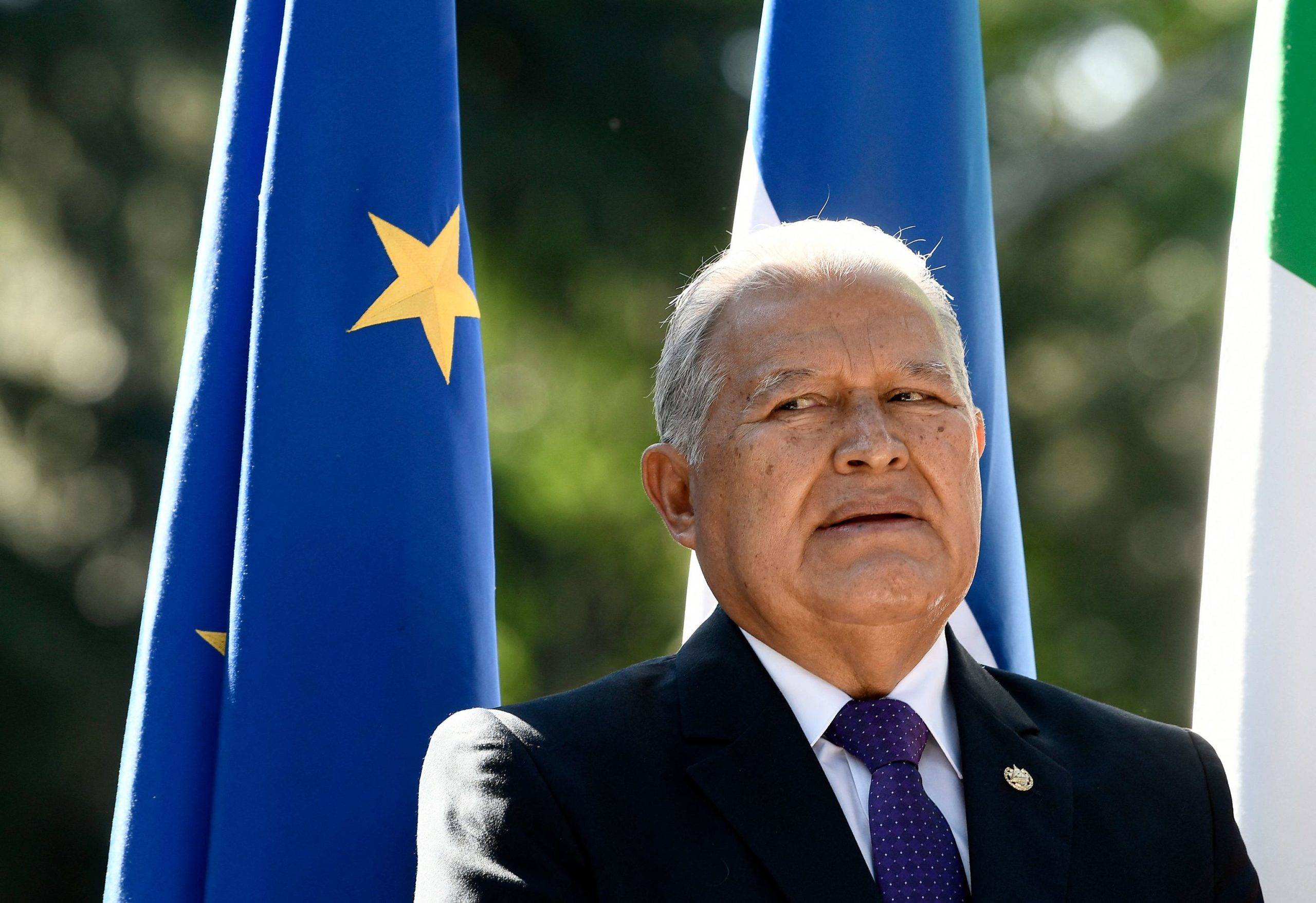 Expresidente de El Salvador es acusado formalmente de enriquecimiento y lavado de dinero