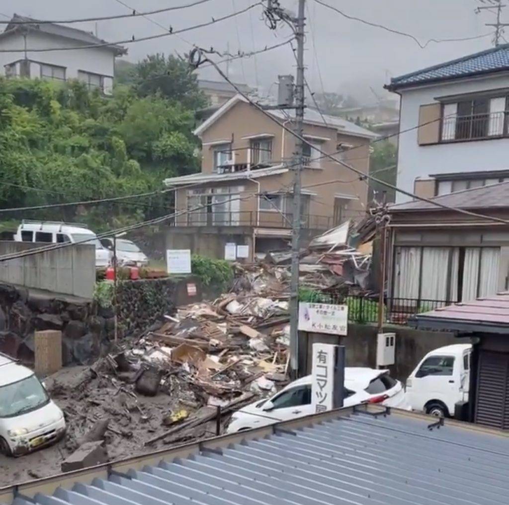 Video: Deslizamiento de tierra por fuertes lluvias deja dos muertos