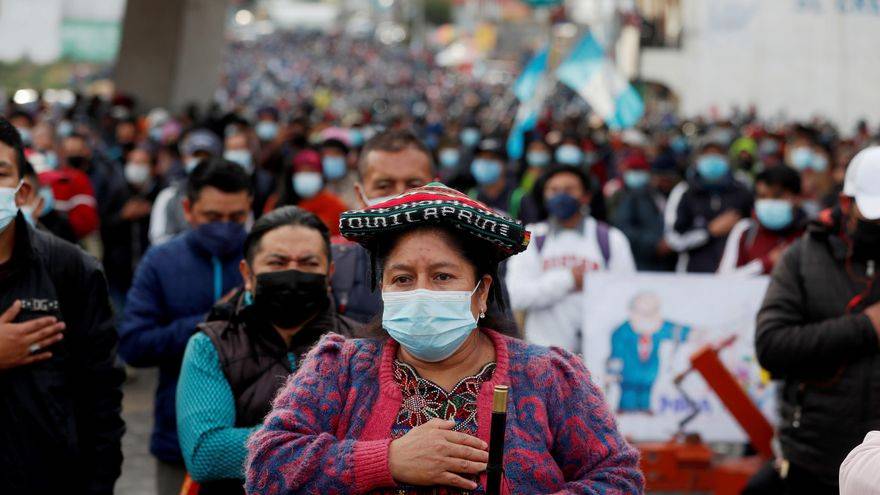 Guatemaltecos bloquean carreteras, piden la destitución del presidente Giammattei
