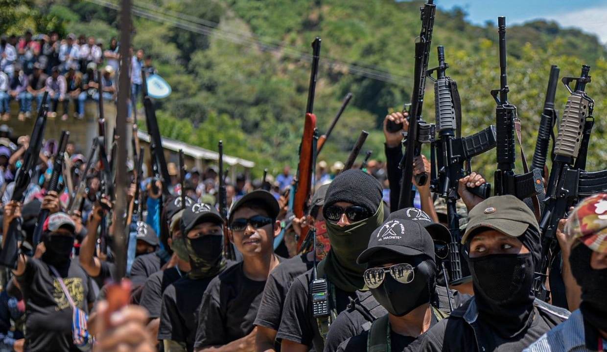 Integrantes de las autodefensas “El Machete” queman casas y carros en Pantelhó, exigen que se cumplan sus demandas.