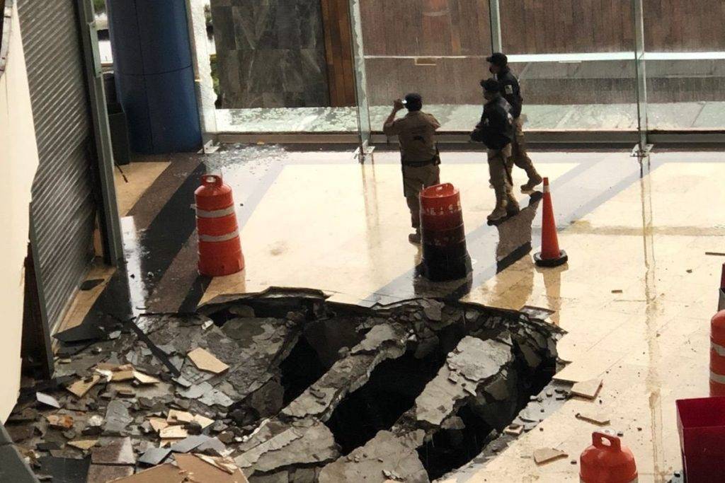 Rayo cae en centro comercial de Naucalpan y ocasiona socavón de varios metros