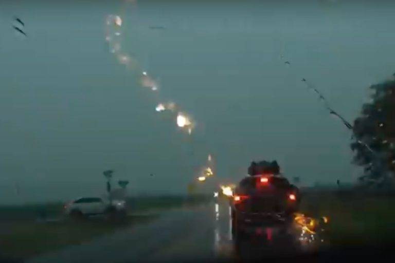 Rayo cae sobre camioneta donde viajaba una familia