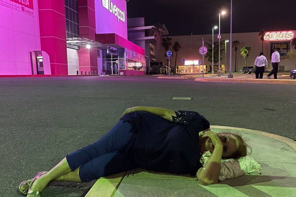 Mujer se quedó a dormir en el estacionamiento de una plaza tras perder el boleto