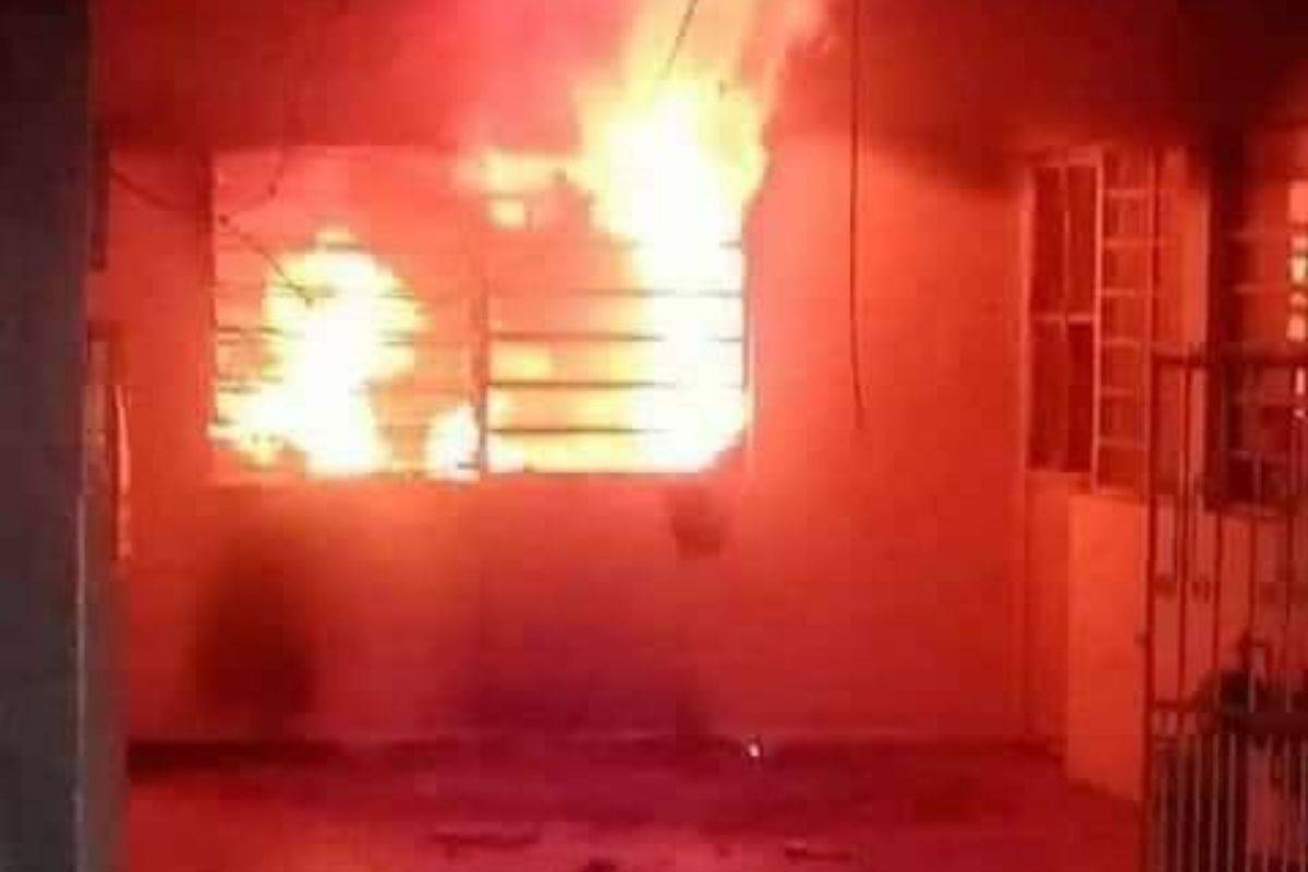 Mujer incendia su casa con su esposo adentro