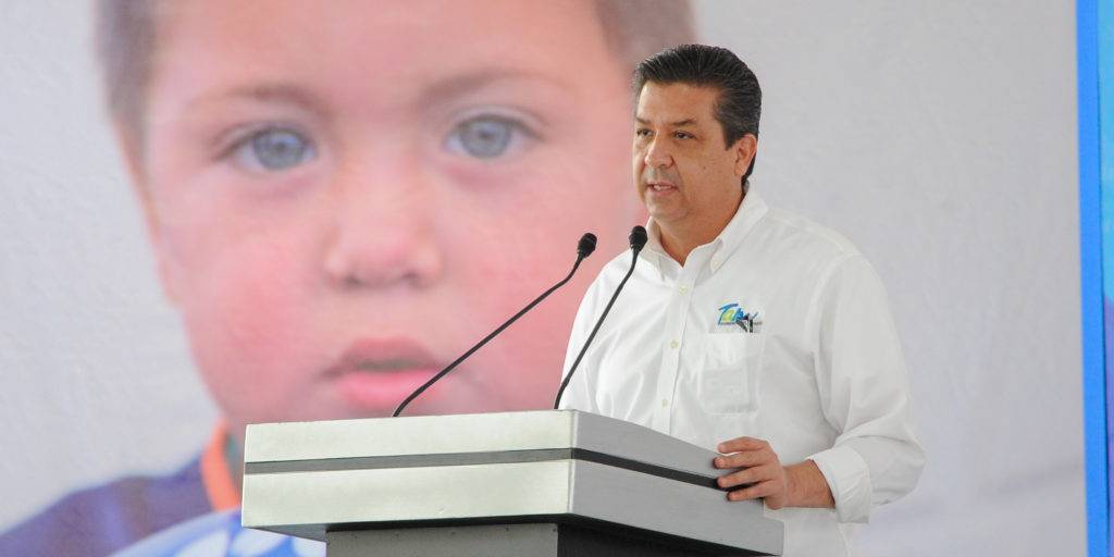 Otro revés a Cabeza de Vaca; le niegan copia de orden de captura