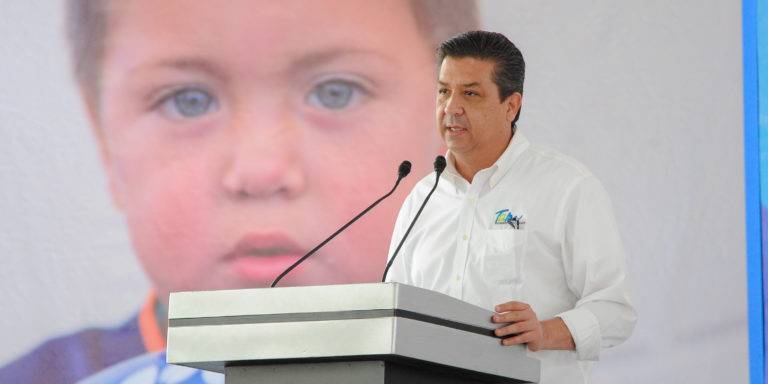 Otro revés a Cabeza de Vaca; le niegan copia de orden de captura
