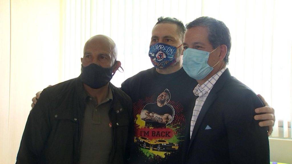 David Páramo muestra que ya puede caminar en visita del 'Conejo' Pérez