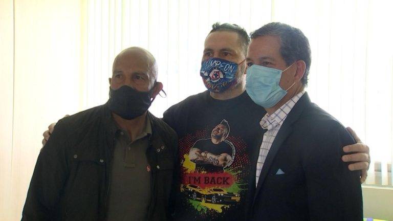David Páramo muestra que ya puede caminar en visita del 'Conejo' Pérez