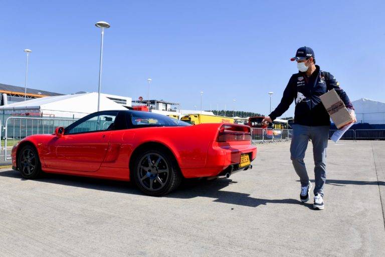 Checo Perez sorprende al llegar en el mítico Honda NSX