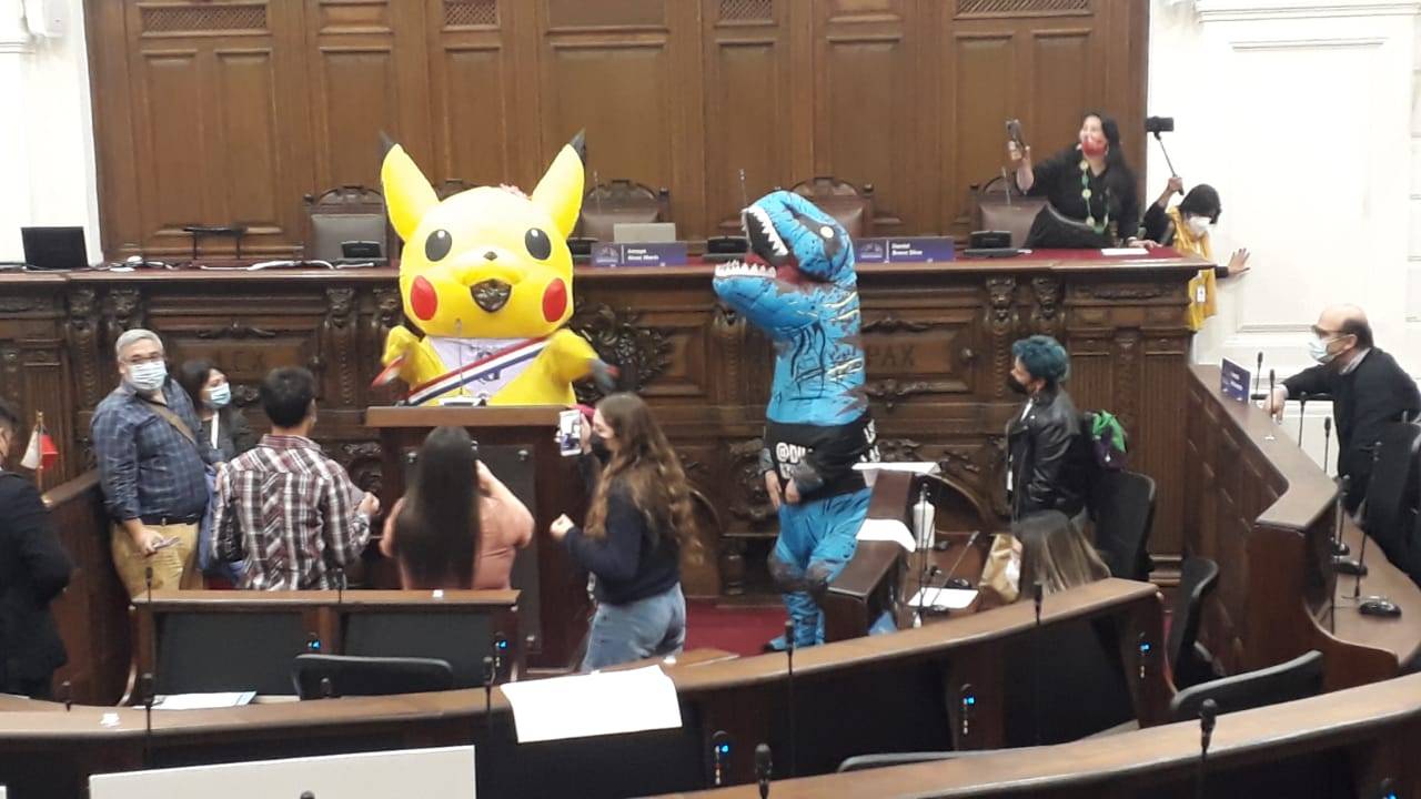 Asambleísta se disfraza de Pikachu durante debate en el Congreso