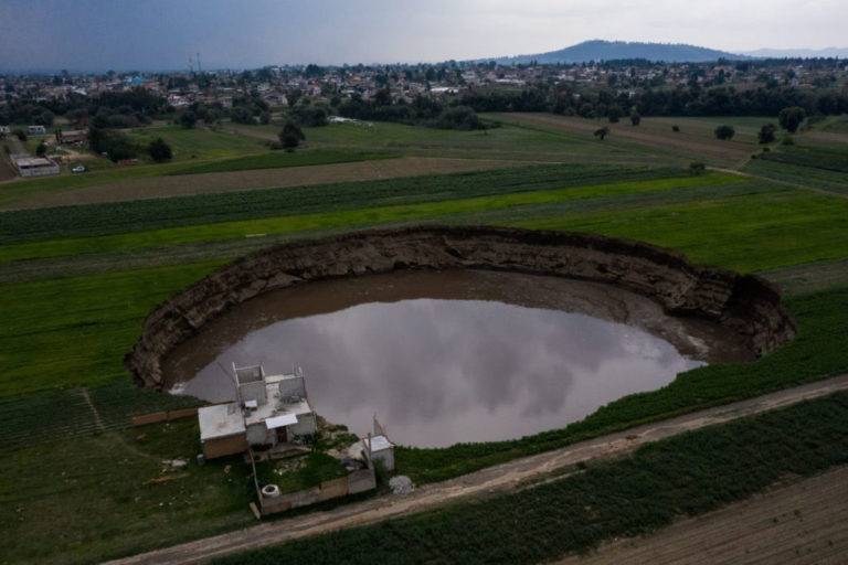 Conagua da a conocer las posibles razones por las que se formó el socavón en Puebla
