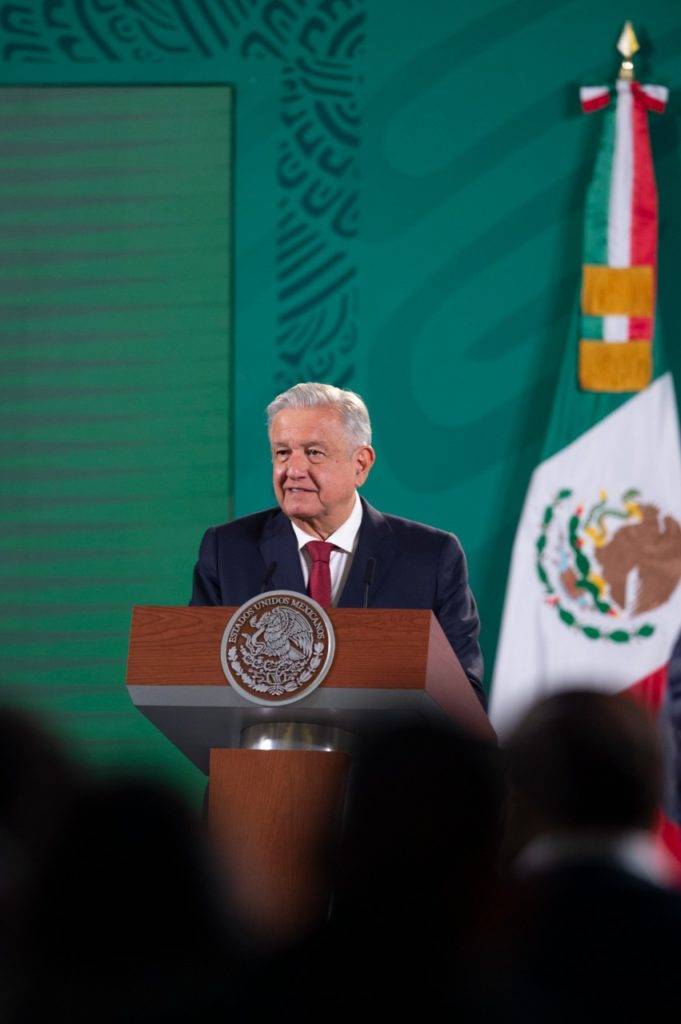 AMLO dice "abrazos y no balazos" a pobladores de Aguililla