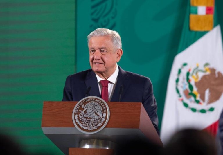 AMLO dice "abrazos y no balazos" a pobladores de Aguililla