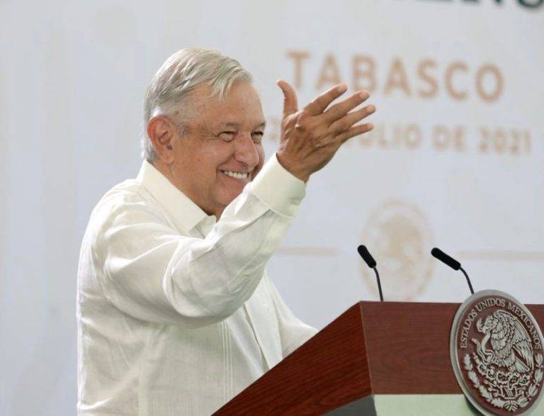Ya no hay tapados, yo soy el destapador y mi corcholata favorita es el pueblo: AMLO