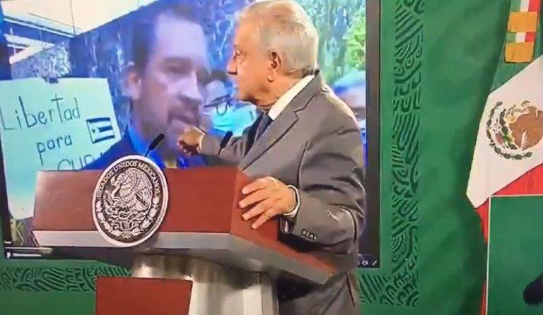 Exhibe AMLO clasismo y racismo de defensor de derechos humanos en embajada de Cuba