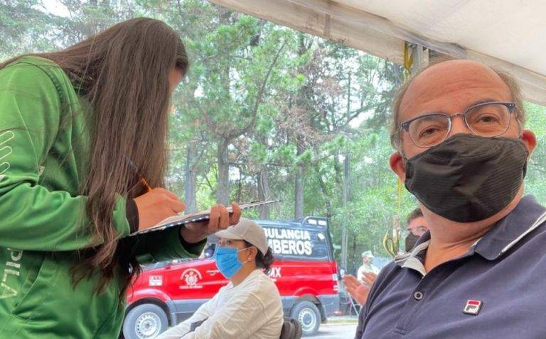 Calderón recibe la segunda dosis de la vacuna contra la Covid-19 y da las gracias